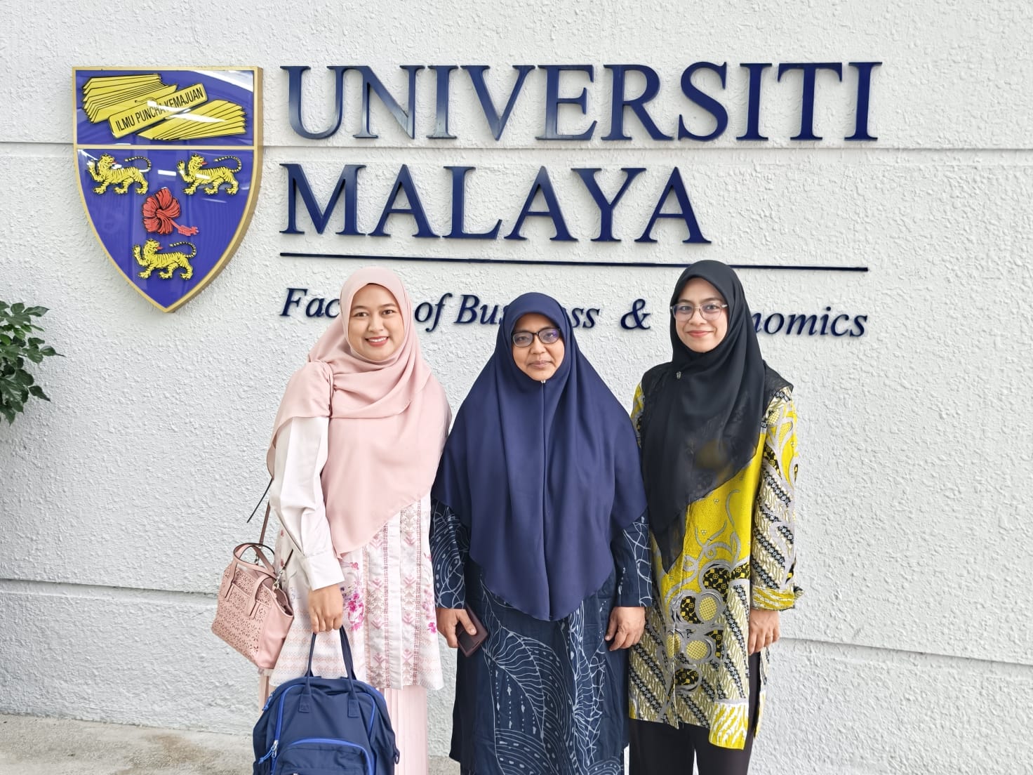 Ketua dan Sekretaris Prodi S1 Ekonomi Departemen Ekonomi FEB UNAND Mengikuti International Workshop di Universiti Malaya, Malaysia 